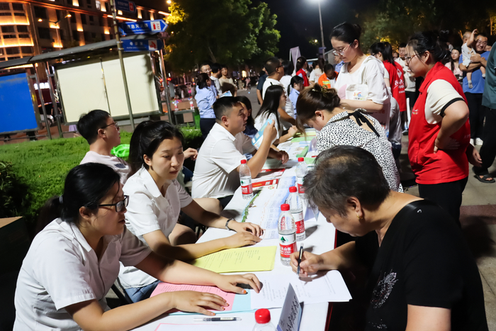 运城市河津市“政务夜市”解决了群众上班时间不能到政务大厅咨询办事的难题。（图片来源：运城市委组织部）