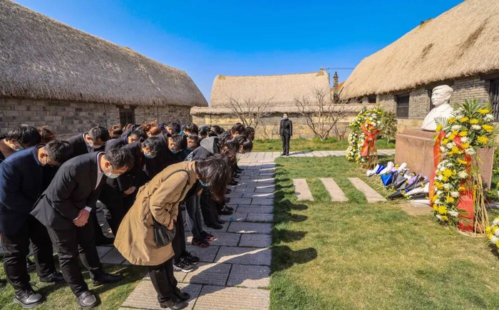 2021年4月4日，在山东荣成滕家镇郭永怀故居，人们向郭永怀雕像鞠躬。新华社发（李信君 摄）