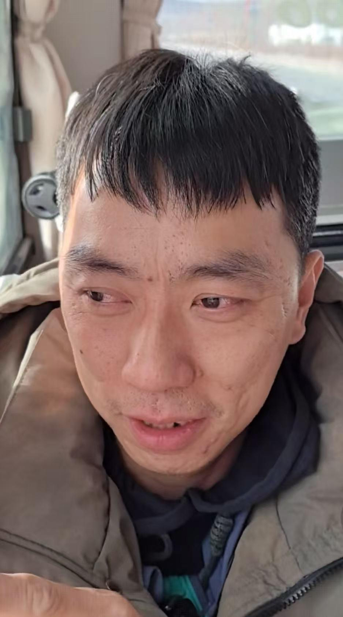 走失33年的沈晓阳与生父团聚几度哽咽落泪，回忆起小时候窗外有人扭秧歌，称“像做梦一样”