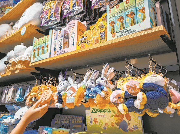             从糖果、钥匙链再到盲盒，《疯狂动物城2》周边产品类别繁多 本报记者  陈梦泽  摄          