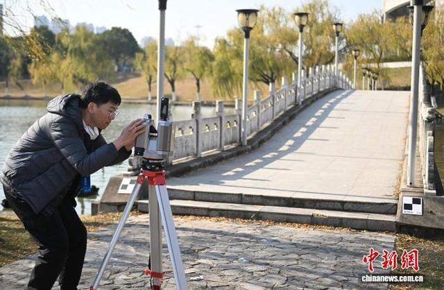 图为交通组参赛学生利用扫描仪进行数据采集。中新社记者 韩苏原 摄 