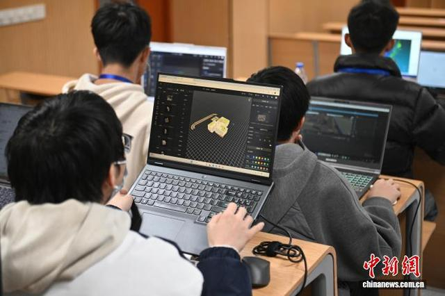 图为参赛学生正在搭建数字孪生场景。中新社记者 韩苏原 摄 