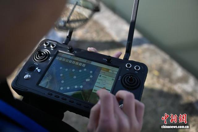 图为水利组参赛学生利用无人船进行数据采集。中新社记者 韩苏原 摄 