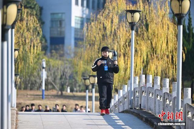 图为水利组参赛学生利用三维激光扫描仪进行数据采集。中新社记者 韩苏原 摄 