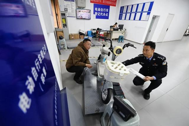 12月1日，湖北省襄阳市交警支队车管所民警按新国标流程查验电动自行车。新华社发（谢勇摄）