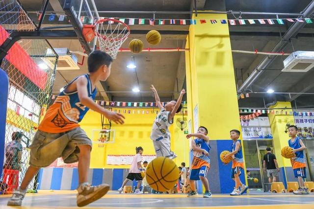 7月12日，在一所体育培训机构里，孩子们在参加篮球训练。新华社发（蒋克青 摄）