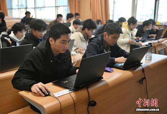 图为参赛学生正在搭建数字孪生场景。中新社记者 韩苏原 摄 