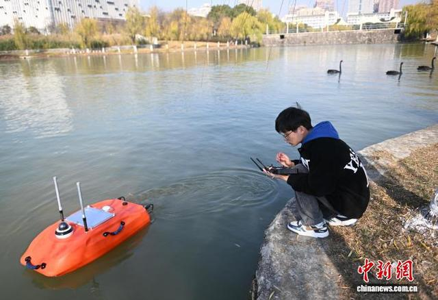 图为水利组参赛学生利用无人船进行数据采集。中新社记者 韩苏原 摄 