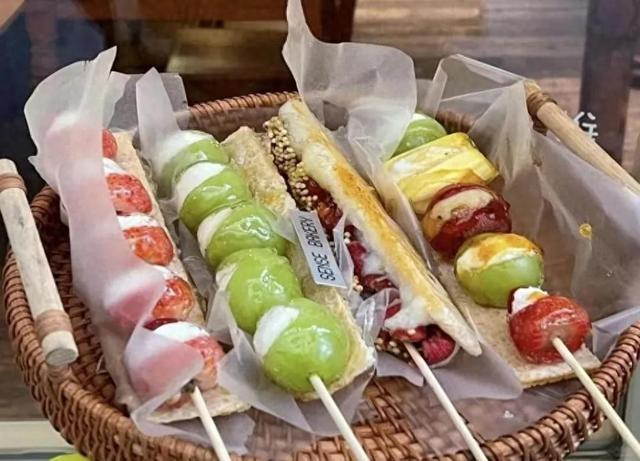 奶皮子糖葫芦。（图片来源网络）