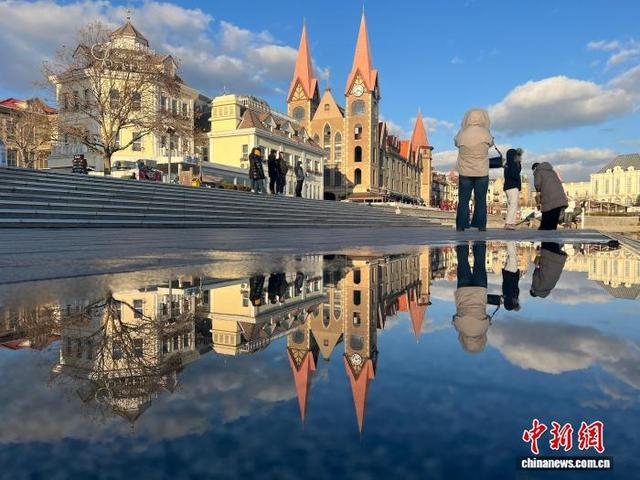 12月3日，烟台雪后初霁，游客在渔人码头观光拍照。侯波 摄