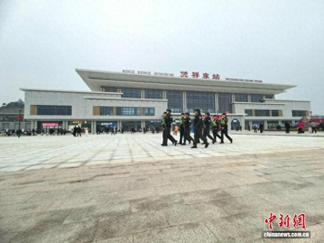 图为南宁铁路公安局南宁公安处民警和那艾边境派出所民警共同在凭祥东站巡逻。中新网记者 蒋雪林 摄