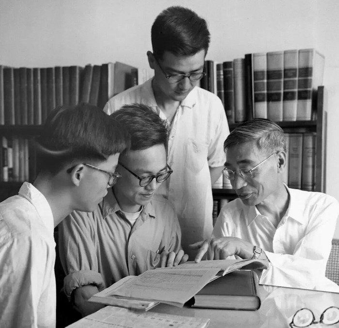 郭永怀（右一）在解答研究生提出的问题（资料照片）。新华社发