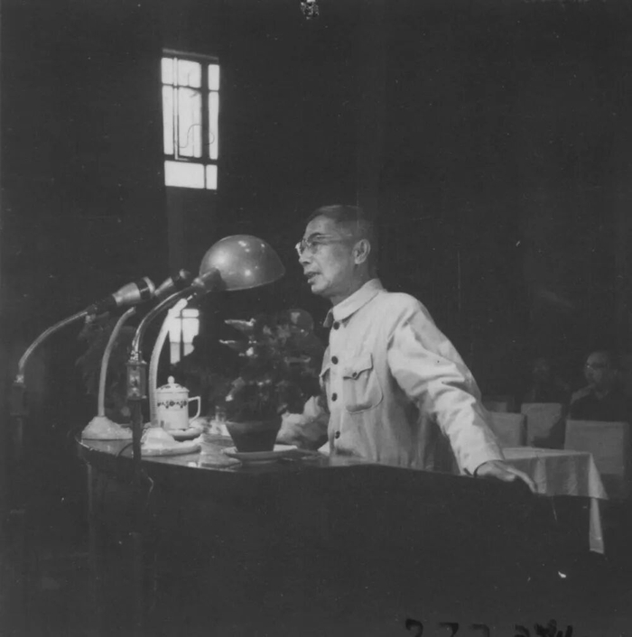 郭永怀在为中国科学技术大学的学生们上课（资料照片）。新华社发