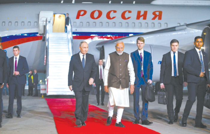 12月4日傍晚，印度总理莫迪在帕拉姆空军基地迎接到访的俄罗斯总统普京。（图源：莫迪社交平台X账号）