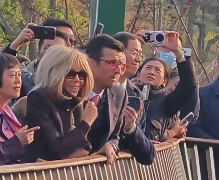 马克龙夫人布丽吉特参观成都大熊猫繁育研究基地。