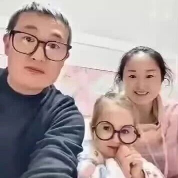 中国爸妈生出金发碧眼女儿，妈妈发声！