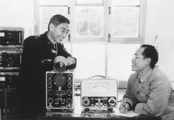 郭永怀（左）和郑哲敏在力学所。新华社发