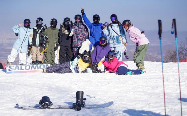 2025年11月22日，滑雪爱好者在吉林省吉林市中旅松花湖度假区合影留念。新华社记者 颜麟蕴 摄