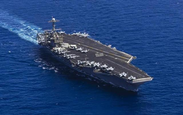 5月18日，“哈里·杜鲁门”号航空母舰在美国第六舰队行动区驶过地中海。图源：央视新闻