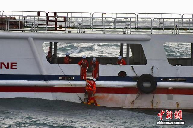 东海救115轮上工作人员进行落水人员搜救演练