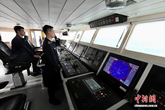 福建海事局工作人员在海巡06轮上参与行动