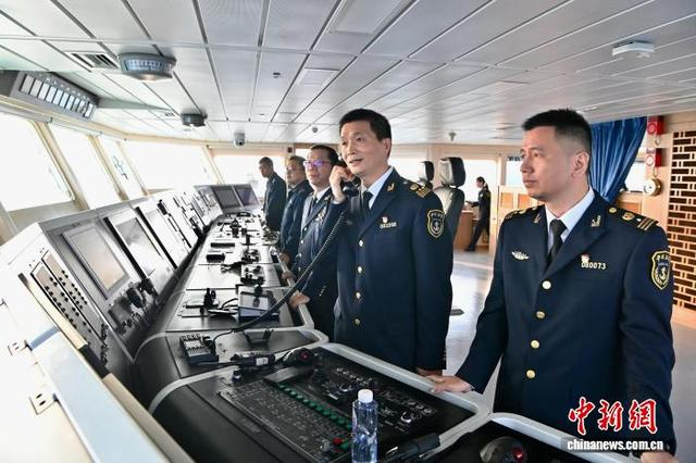 福建海事局工作人员现场指挥行动