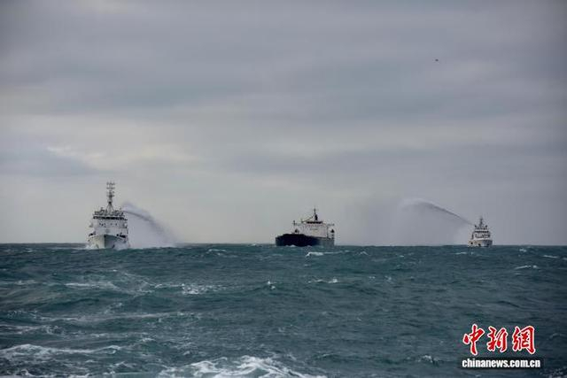 “海巡06”轮和“东海救115”轮进行搜救应急演练