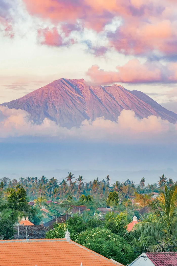 巴厘岛民居和远处的阿贡火山。（图/视觉中国）