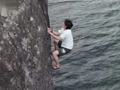 王一博录综艺无保护措施徒手攀岩，手滑坠海，曾在悬崖下的海面表示：“这看起来很难”