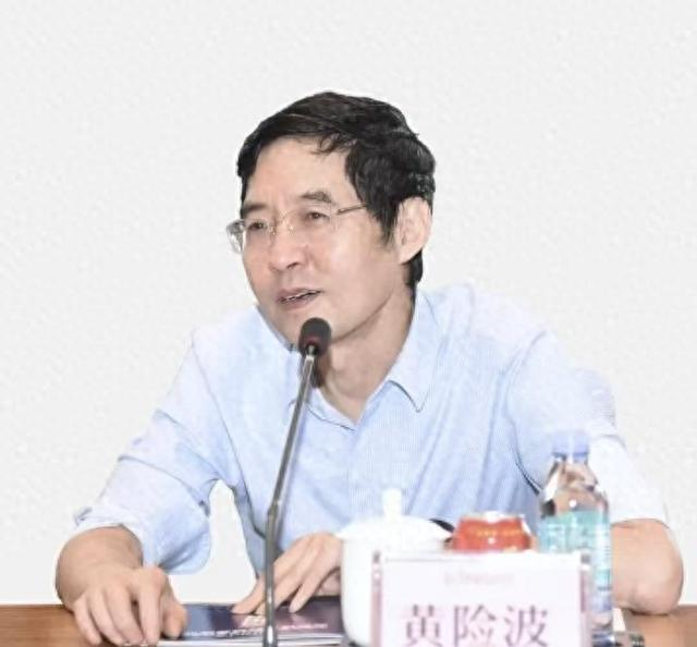 黄险波照片