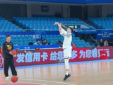 休整好后准备上场！ 胡明轩参加今晚CBA俱乐部杯比赛赛前训练