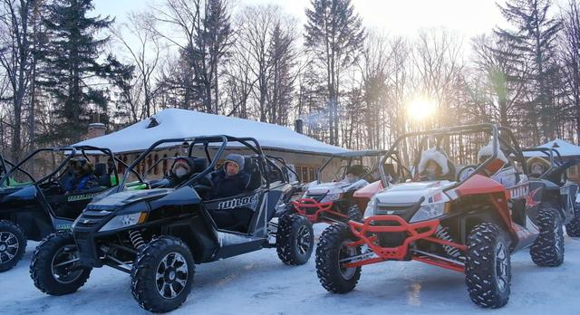 游客在安图县头山村准备驾驶四驱越野车穿越林海雪原。 安图县文旅局 供图