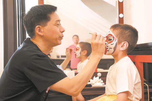             严庆谷传承“猴戏”          