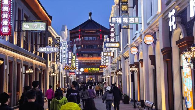 通化老城龙兴里旅游休闲街区和通化市区其他基础设施一起，成为万峰通化滑雪场的旅游配套。 通化市文旅局 供图