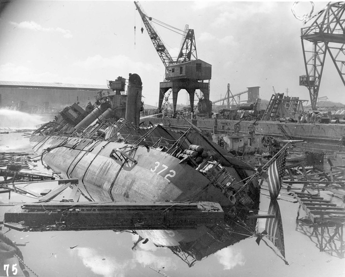 日军袭击后，珍珠港海军船厂干船坞内的“卡辛”号被完全烧毁，斜靠在“唐斯”号上