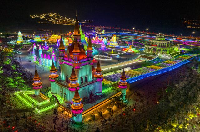 长春冰雪新天地紧邻天定山滑雪场。 视觉中国 图