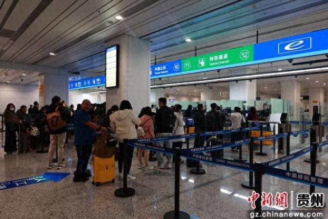 12月7日，乘坐越南胡志明市至贵阳GY704次返程航班的旅客在贵阳口岸等待入境。（贵州出入境边防检查总站供图）