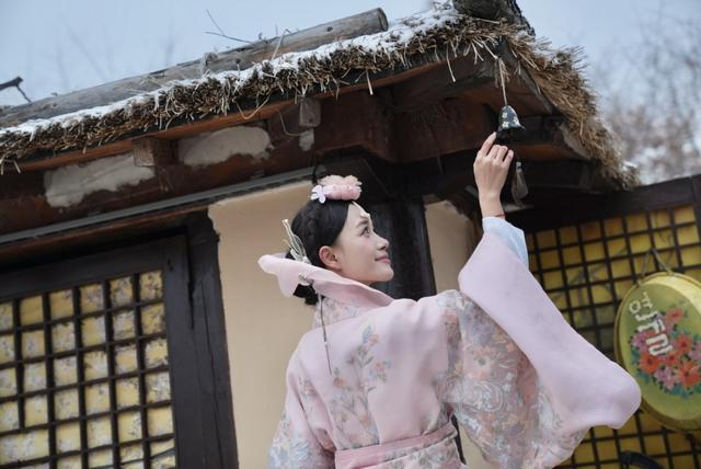 11月27日，游客在延吉市中国朝鲜族民俗园体验朝鲜族传统服饰。 澎湃新闻记者 王洛伊 图