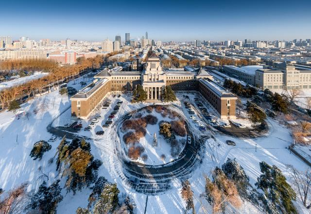 长春新民大街上的伪满洲国“国务院”旧址。 视觉中国 图