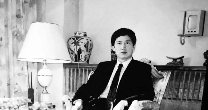 "中国第一软饭男"去世，伺候美国老妇13年，继承268亿，遗产归谁