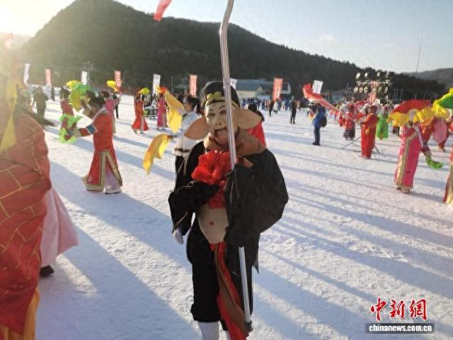 12月6日，窦义连扮演的猪八戒角色出现在美林谷滑雪场的广场上。 中新社记者 李爱平 摄