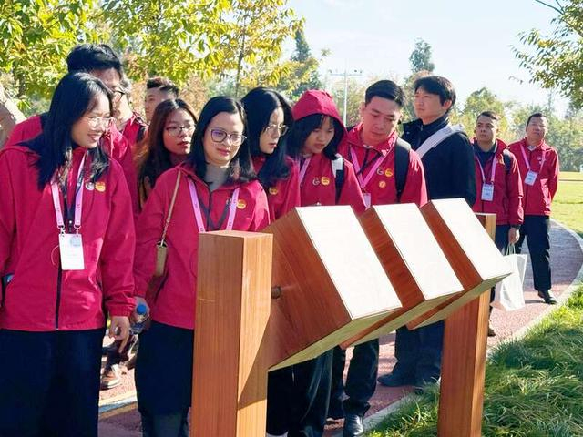 12月1日，云南昆明宝丰半岛湿地公园，越南青年驻足了解公园内的珍稀动植物。中青报·中青网记者 马子倩/摄