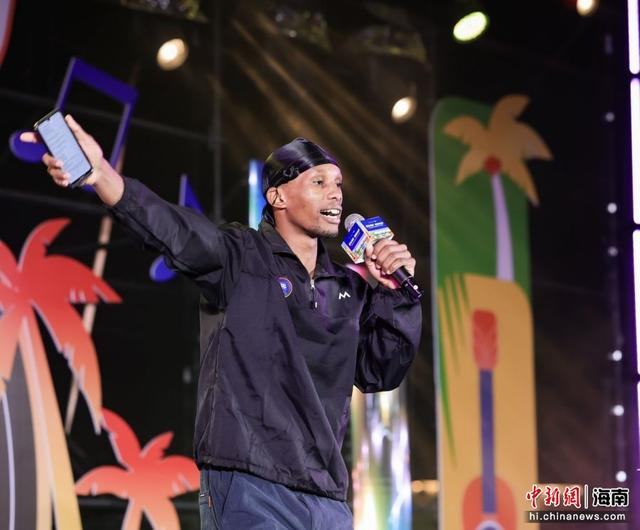 12月6日晚，“‘音’为海南 唱响未来”海南原创网络歌曲征集活动优秀作品歌会在海口云洞图书馆外草坪举行。主办方供图