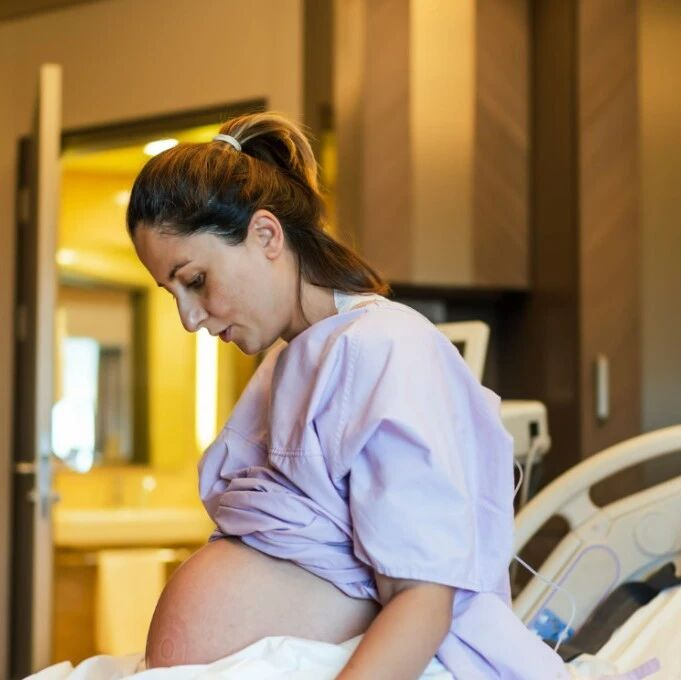 生娃照片被亲妈发到网上。后续的操作，气得她直接把亲妈告上法庭