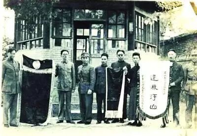 郁达夫（右二）等人向李宗仁（左三）献旗