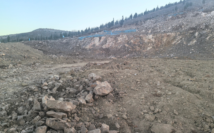 ▲圣泉生态公司种牛繁育项目区山体因采石遭破坏。 新京报记者 李英强 摄