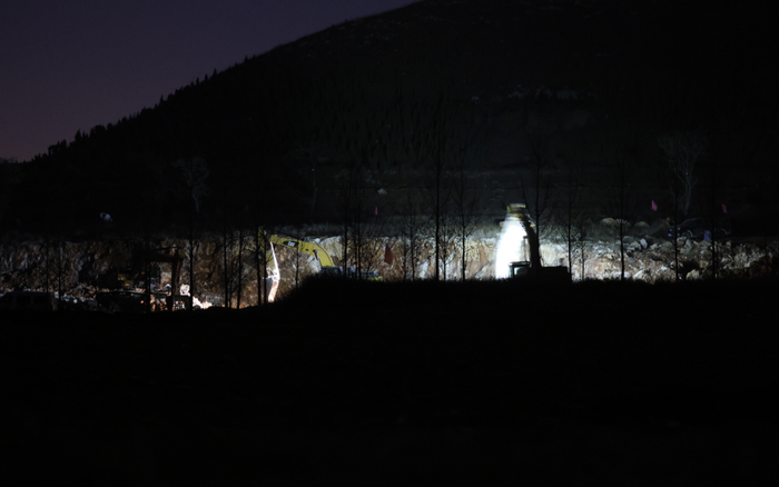 ▲11月28日晚8时，圣泉生态公司养殖场内两台铲车正在开采矿石。 新京报记者 李英强 摄