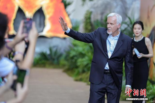 12月8日，电影《阿凡达3》中国首映礼在海南三亚举行。图为导演詹姆斯·卡梅隆出席仪式。中新社记者 骆云飞 摄