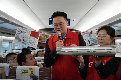 志愿者讲解铁路安全知识