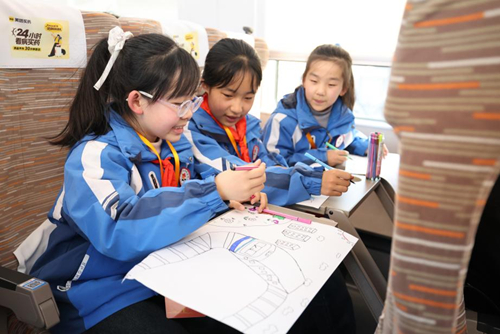 试乘的小乘客们在列车上绘画铁路安全知识